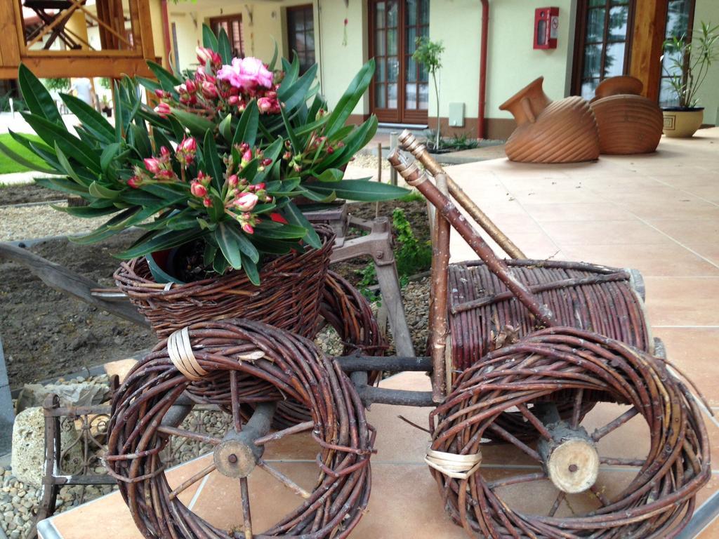 Oeregtoelgy Panzio Hotel ชงกราด ภายนอก รูปภาพ